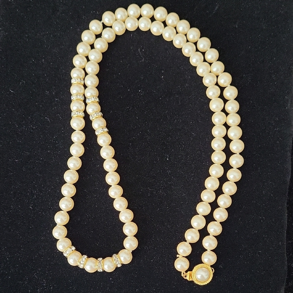 Elegant Faux Pearl Necklace with Rhinestones and Clasp